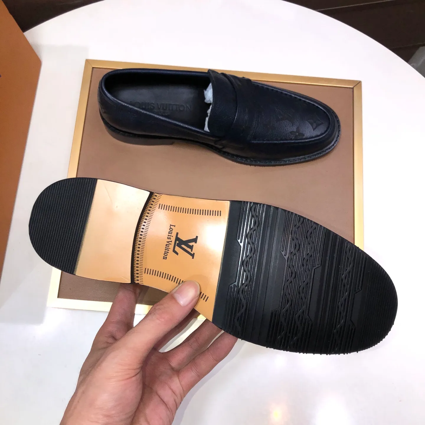 Men's men's shoes💰460💰【LV】(sheepskin lining) formal men's shoes! The high-end formal wear style is luxurious and elegant, with both practicality and style. We pay special attention to quality and details. The original version at the counter is 1:1 ultra-accurate replica👍🏻 The shoe last, leather, workmanship and comfort are not inferior! Material: imported cowhide upper, soft first layer of sheepskin! Code number: 38-45 (45 customized)